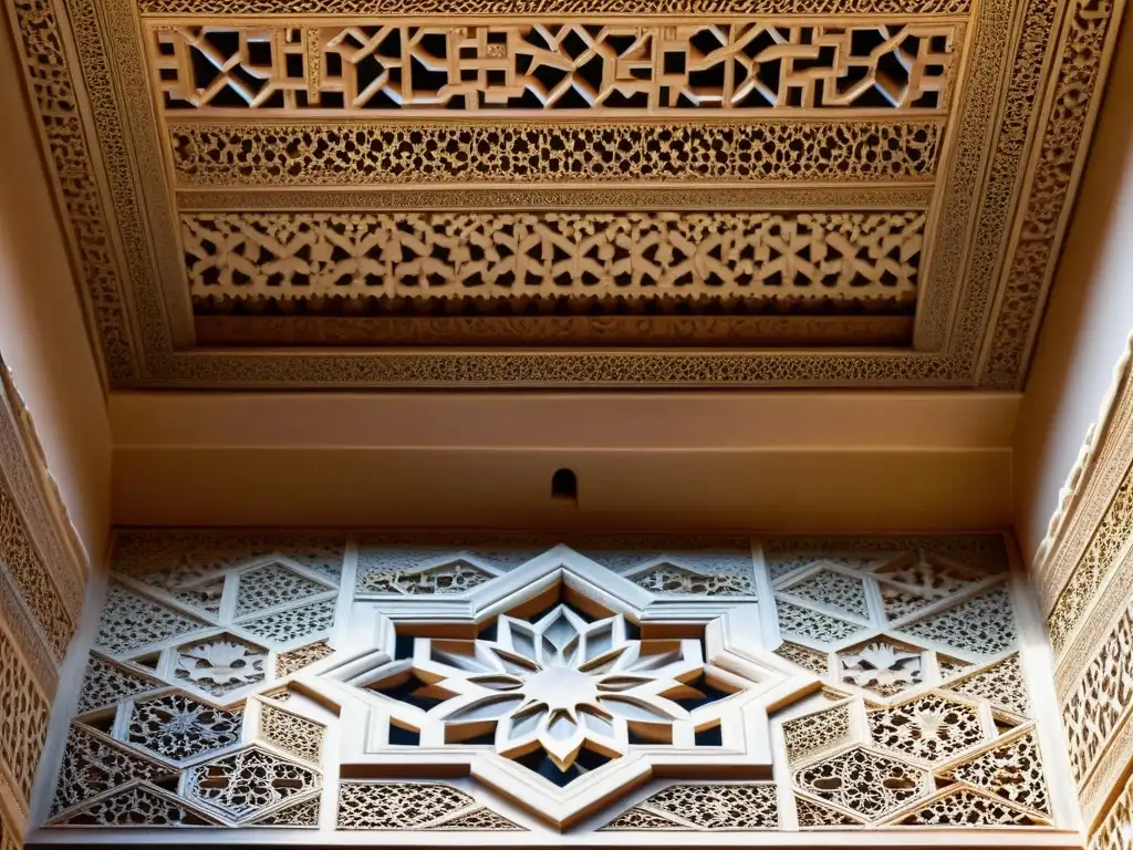 Arte islámico en la Alhambra de Granada, España, destacando la importancia matemática en su intrincado diseño geométrico y su juego de luces y sombras