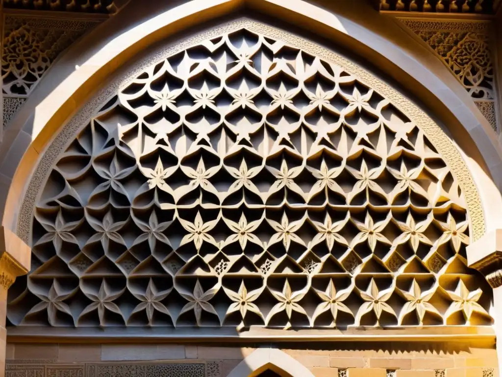 Detalle de la exquisita arquitectura islámica en el Palacio Aljafería de Zaragoza, con intrincados patrones geométricos y una cálida luz dorada