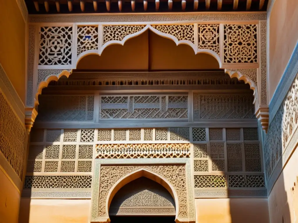 Detalle impresionante de patrones geométricos en la Alhambra, mostrando la importancia matemática en arte islámico