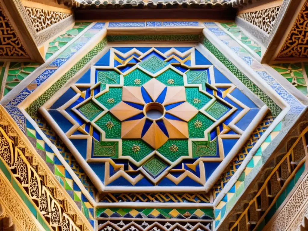 Detalle de las intrincadas y coloridas baldosas y patrones geométricos del arte islámico en las capitales, Alhambra, Granada, España