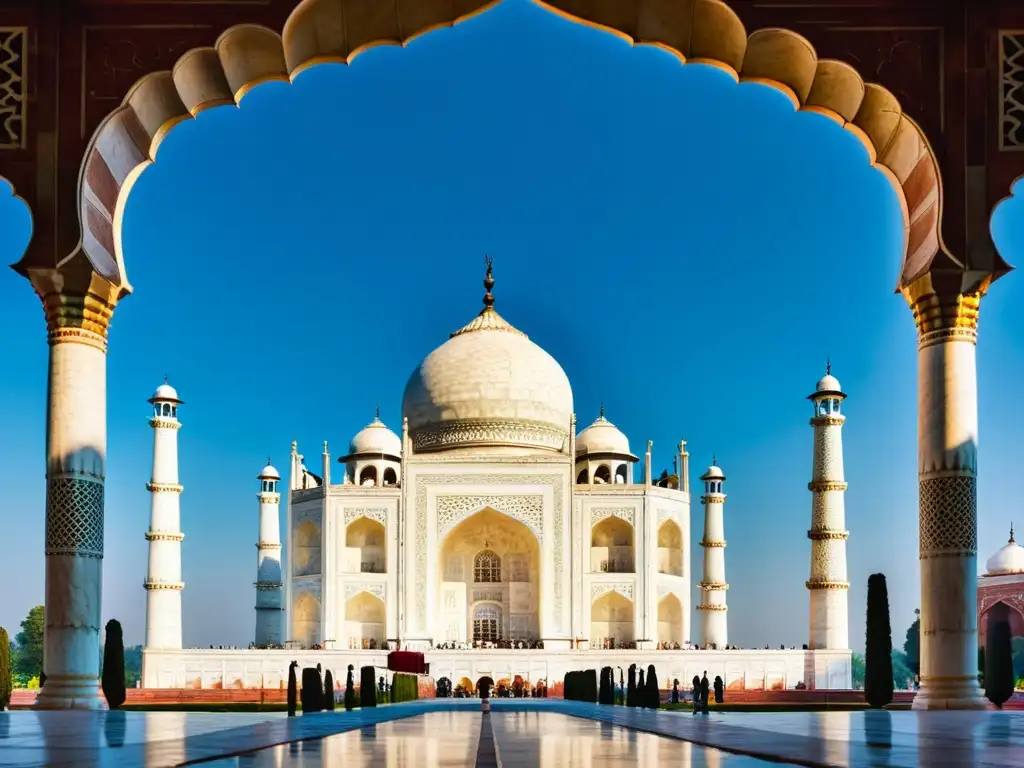 Detalle del intrincado arte islámico en la India: marmol translúcido y caligrafía ornamental del Taj Mahal bajo cielo azul