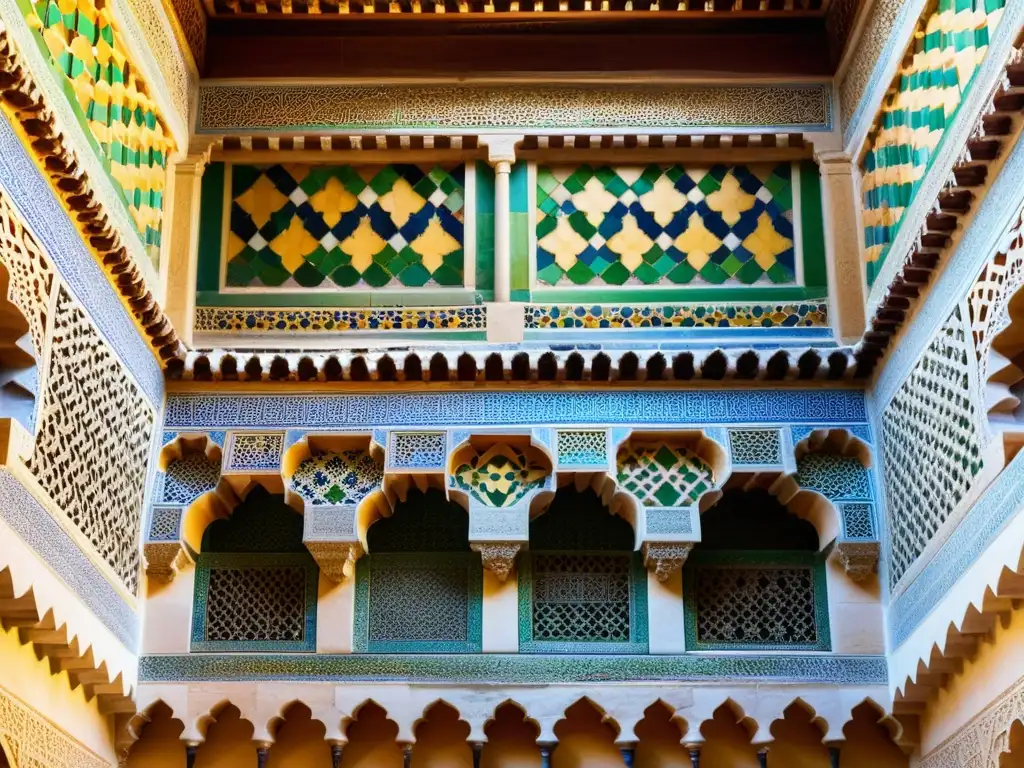 Detalles geométricos y azulejos coloridos en los Palacios Nazaríes de la Alhambra, Granada, España, mostrando la influencia estética del arte islámico en el diseño moderno