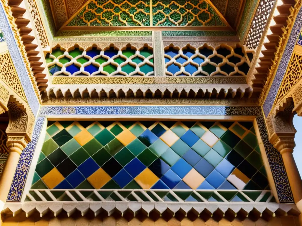 Detalles geométricos y azulejos coloridos en la Alhambra, un tributo a la influencia del arte islámico en Occidente