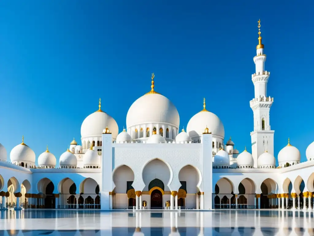 Espectacular mezquita islámica contemporánea, con cúpulas y minaretes blancos brillantes, enmarcada por un cielo azul claro