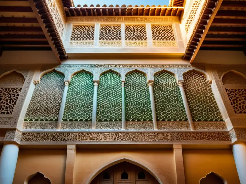 La majestuosa Alhambra, joya de la arquitectura Masmudíes en la península ibérica, deslumbra con sus detalles y jardines exuberantes