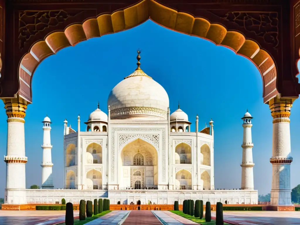 La majestuosa fachada de mármol blanco del Taj Mahal con detalles intrincados, reflejando la influencia islámica en los palacios de la India