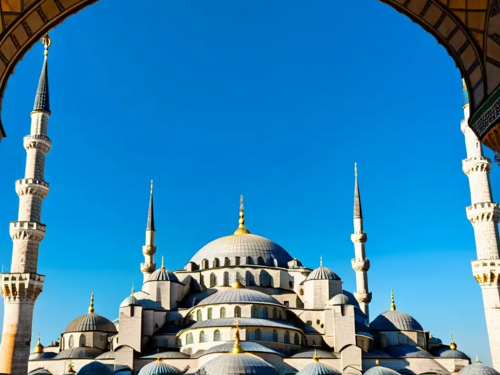 La majestuosa Mezquita Azul de Estambul se eleva sobre el cielo azul, mostrando la influencia de las mezquitas en arquitectura