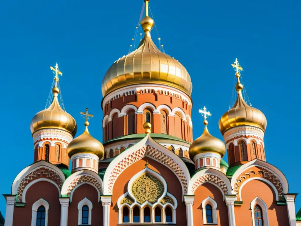 La majestuosa Mezquita Catedral de Moscú destaca en el cielo azul, reflejando la identidad étnica religiosa de los musulmanes en Rusia