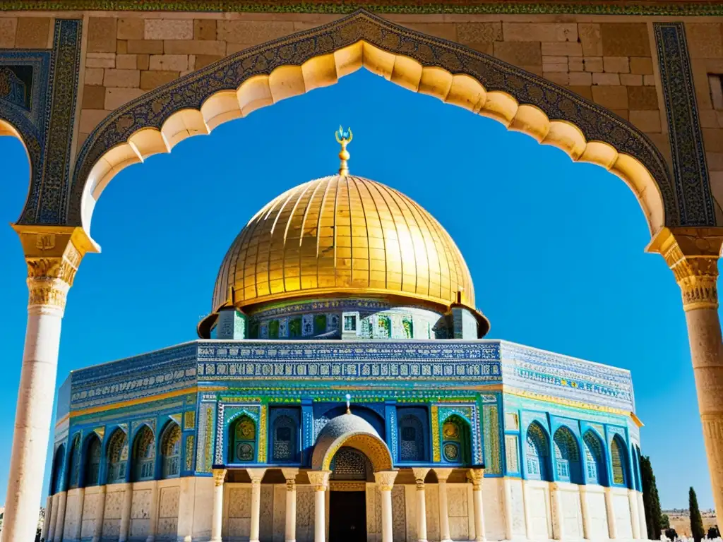 Vibrante imagen de la Cúpula de la Roca en Jerusalén, resaltando sus detalles arquitectónicos y colores, bajo un cielo azul