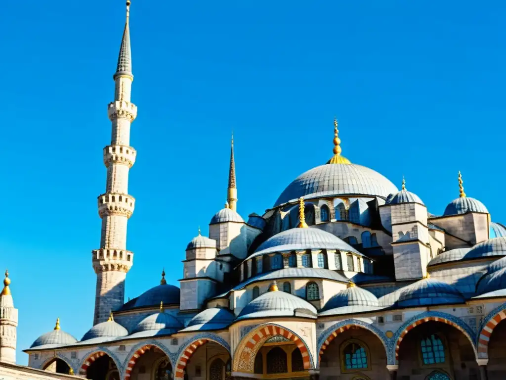 Vista impresionante de la Mezquita Azul en Estambul, con detalles arquitectónicos y turistas admirando su grandeza histórica